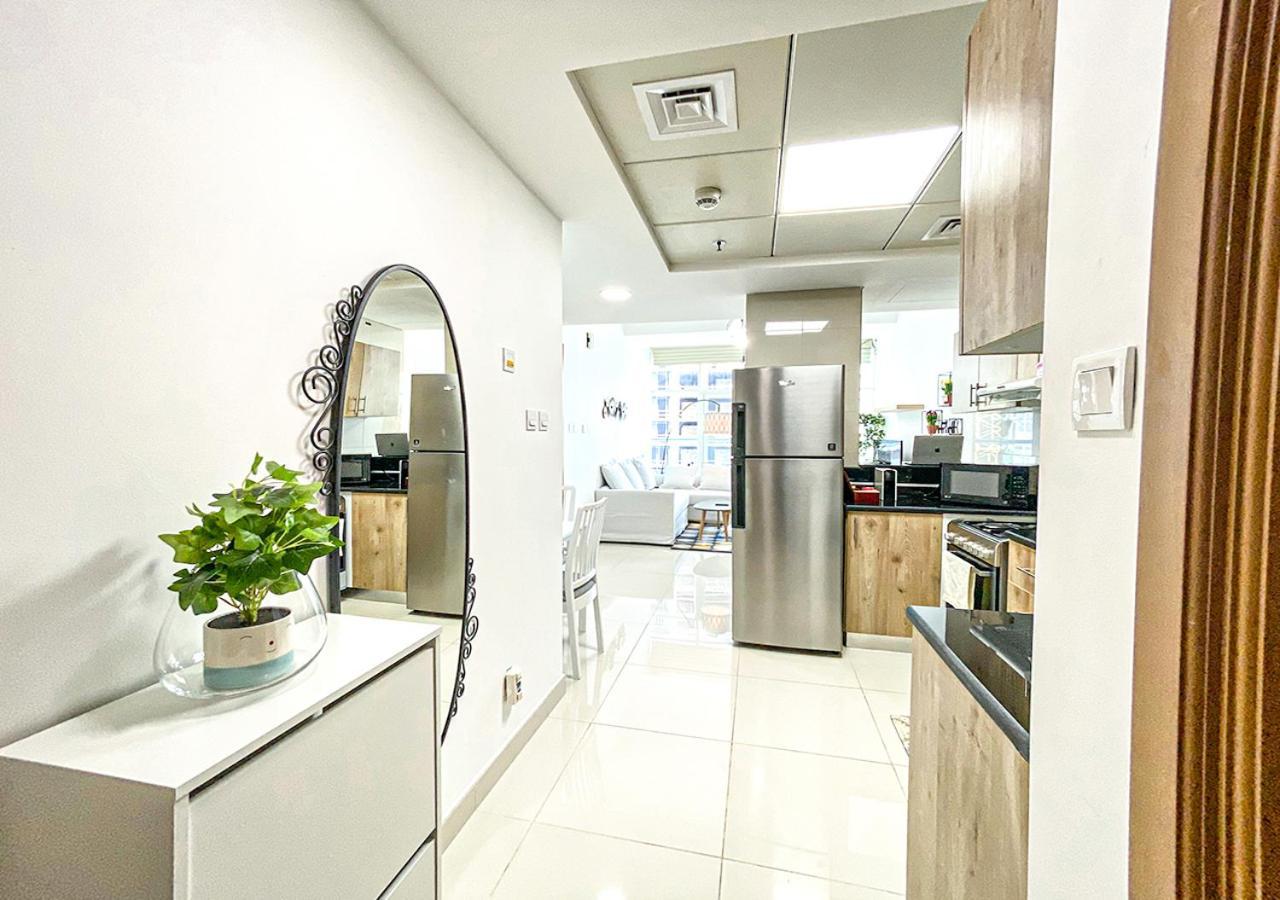 Walk To The Beach Or Enjoy The Amazing View From The Balcony Leilighet Dubai Eksteriør bilde